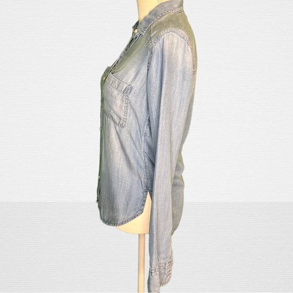 Abercrombie & Fitch Lyocell Medium Wash Denim Double Breast Pocket Button Down - Picture 5 of 6